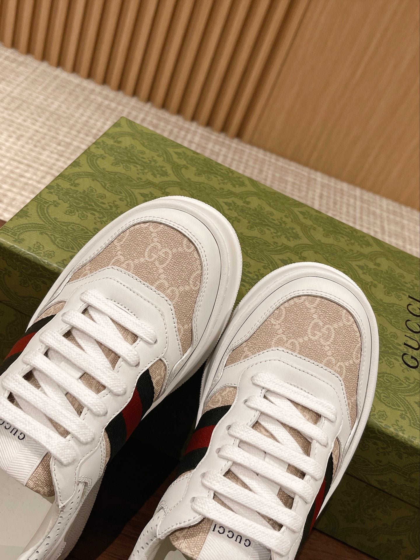 Couple's ๐๐ก๐ฎ๐ง๐ค๐ฒ latest biscuit shoes