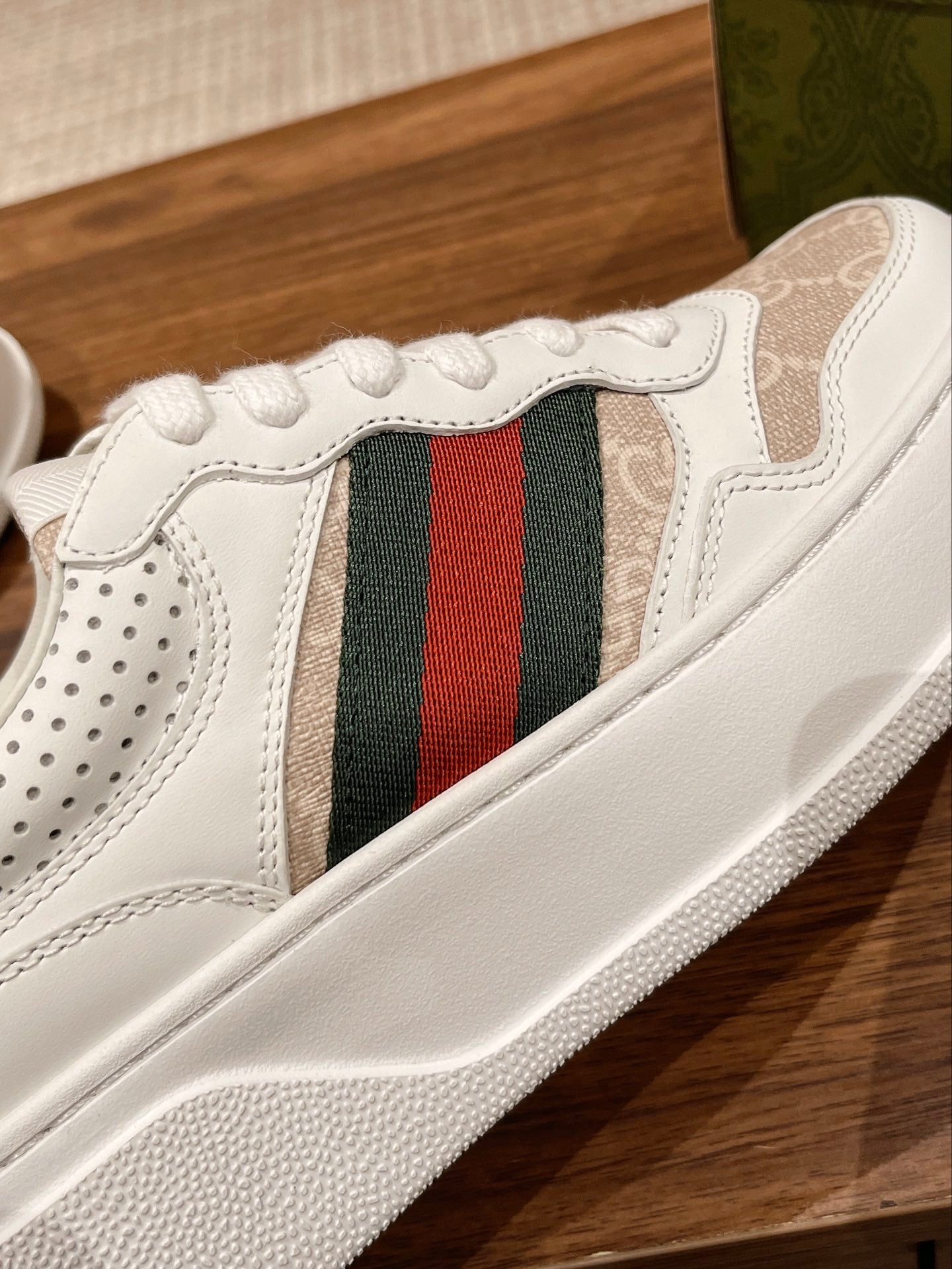 Couple's ๐๐ก๐ฎ๐ง๐ค๐ฒ latest biscuit shoes