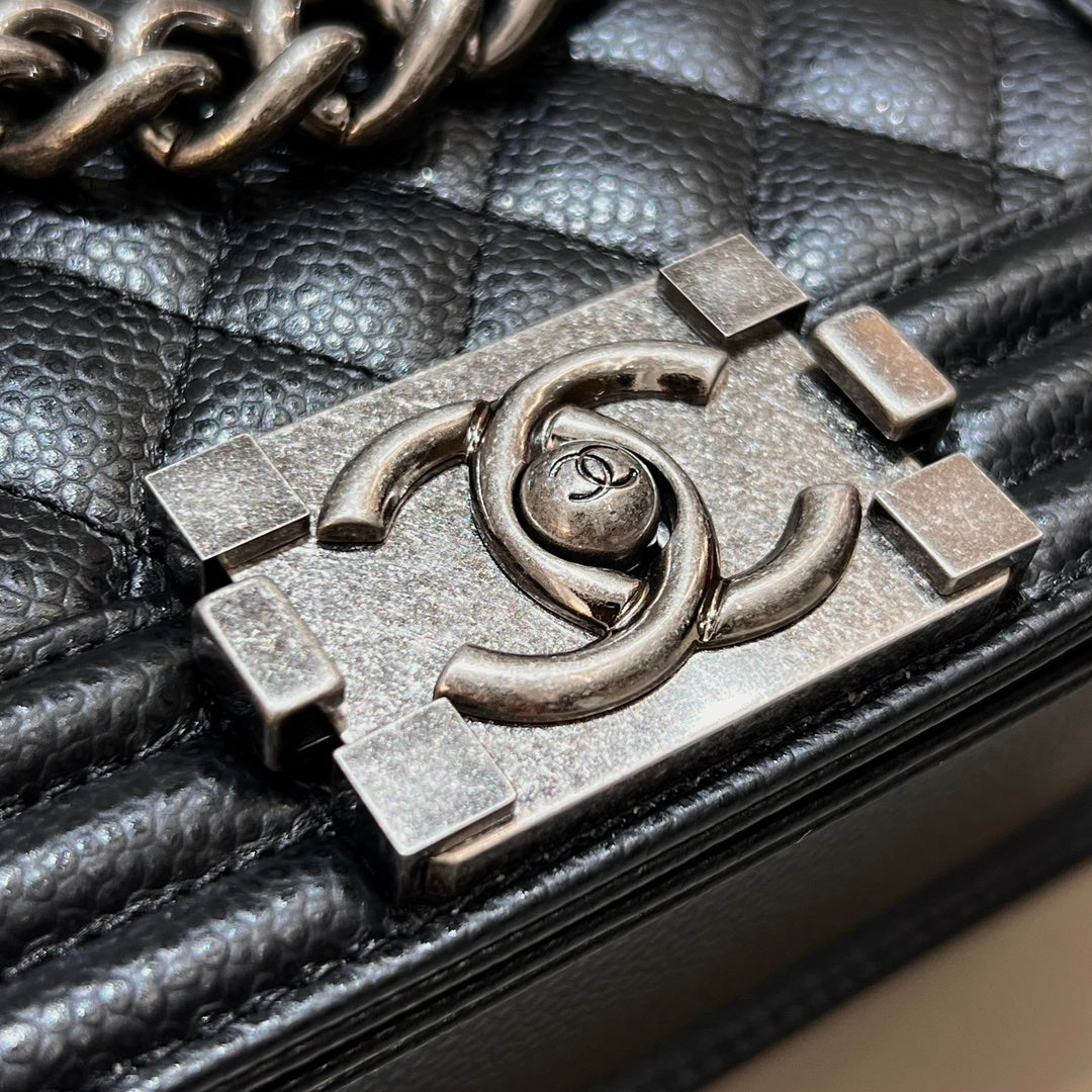 CH SMALL BOY HANDBAG 20 Grained Calfskin Black