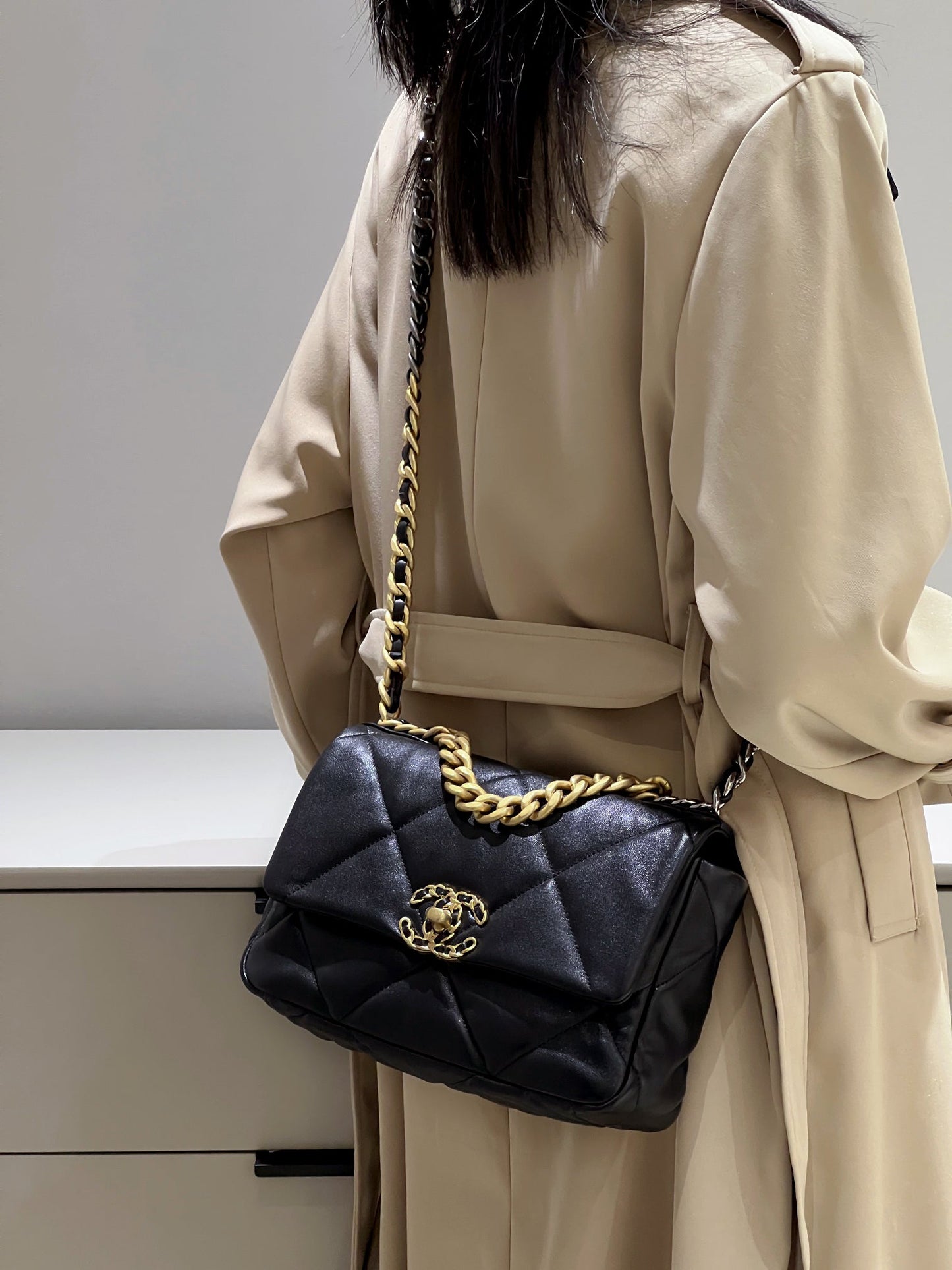 CH 19 HANDBAG 26 Lambskin Black
