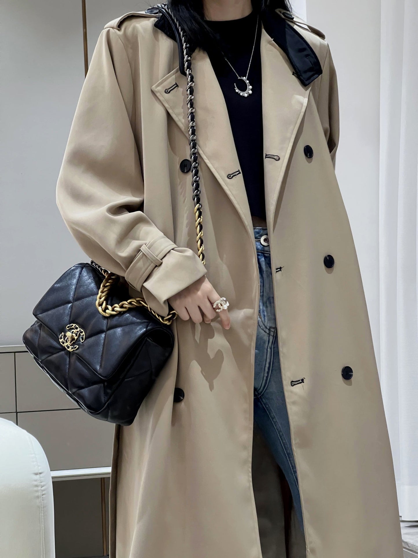 CH 19 HANDBAG 26 Lambskin Black