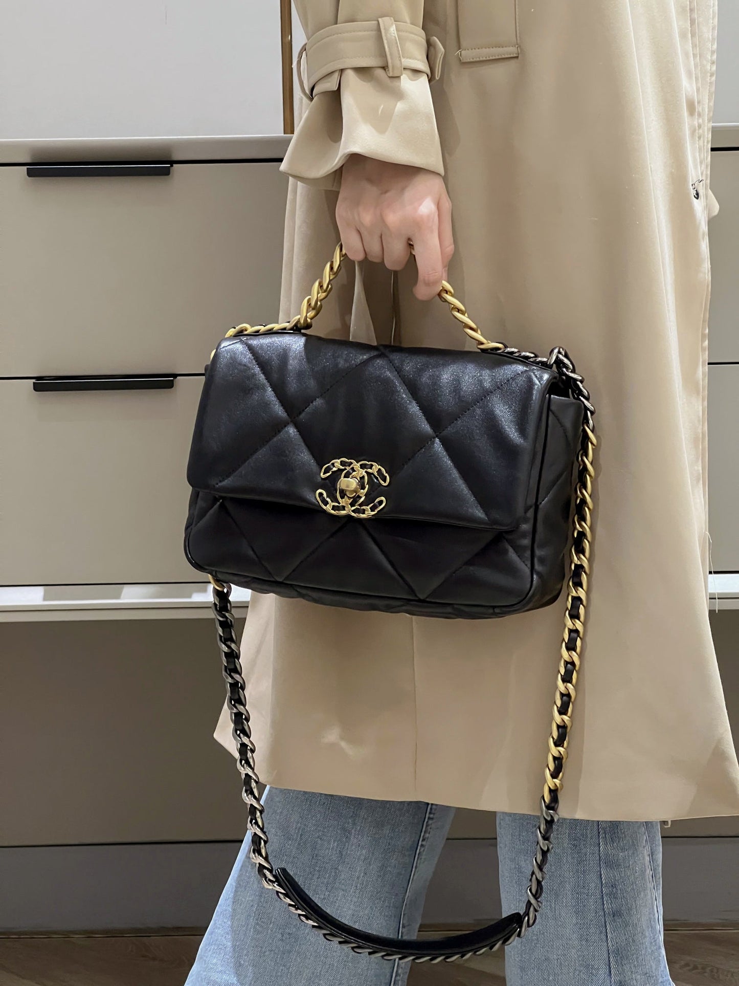CH 19 HANDBAG 26 Lambskin Black