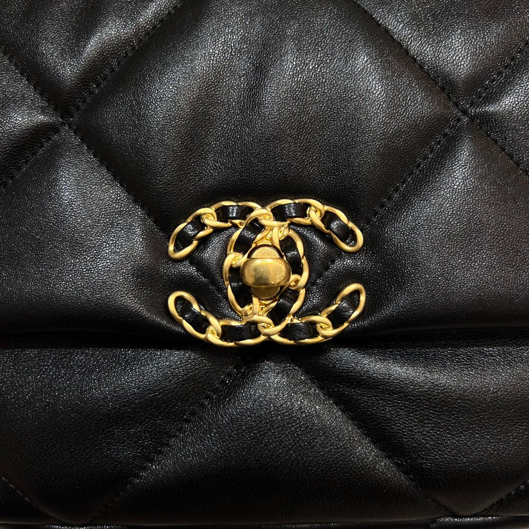 CH 19 HANDBAG 26 Lambskin Black
