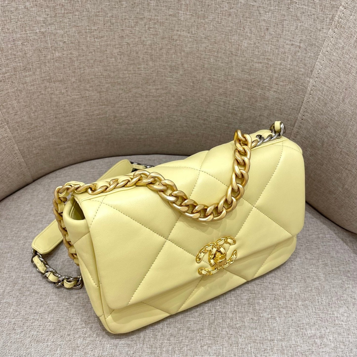 CH 19 HANDBAG 26 Lambskin Chicken Yellow