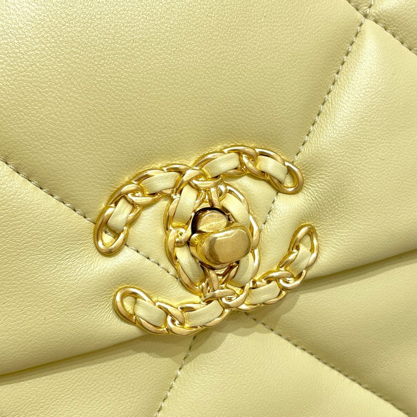 CH 19 HANDBAG 26 Lambskin Chicken Yellow