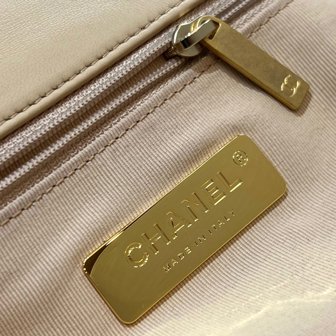 CH 19 HANDBAG 26 Lambskin Chicken Apricot