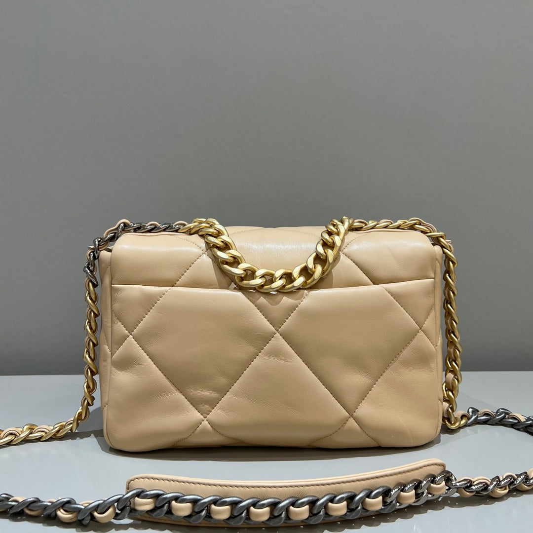 CH 19 HANDBAG 26 Lambskin Chicken Apricot