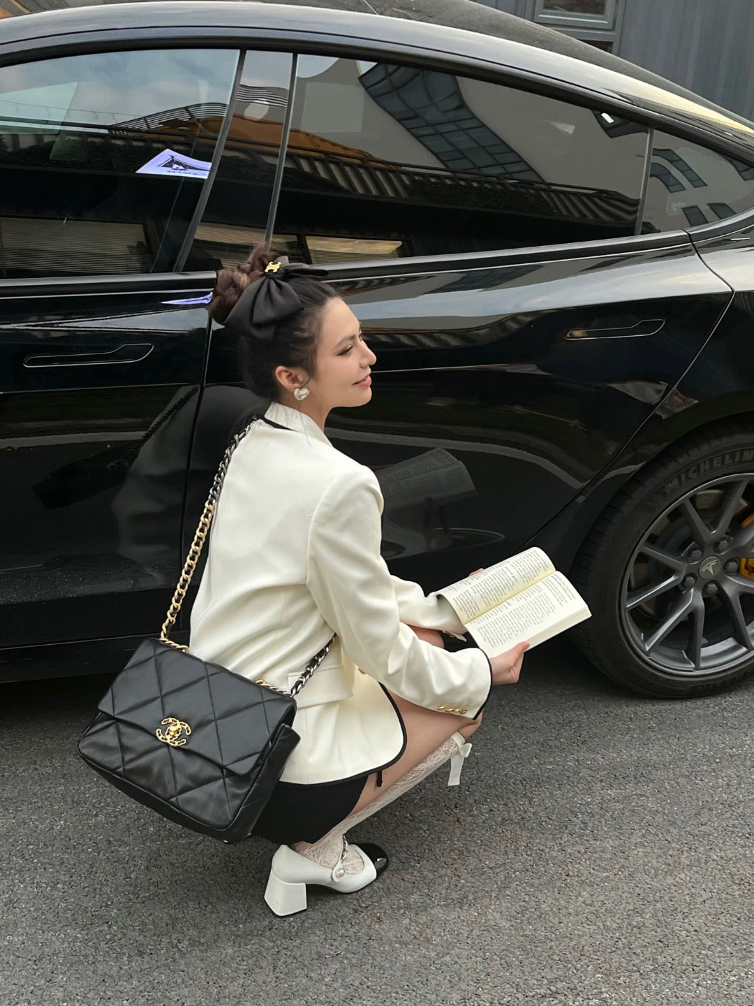 CH 19 LARGE HANDBAG 30 Lambskin Black