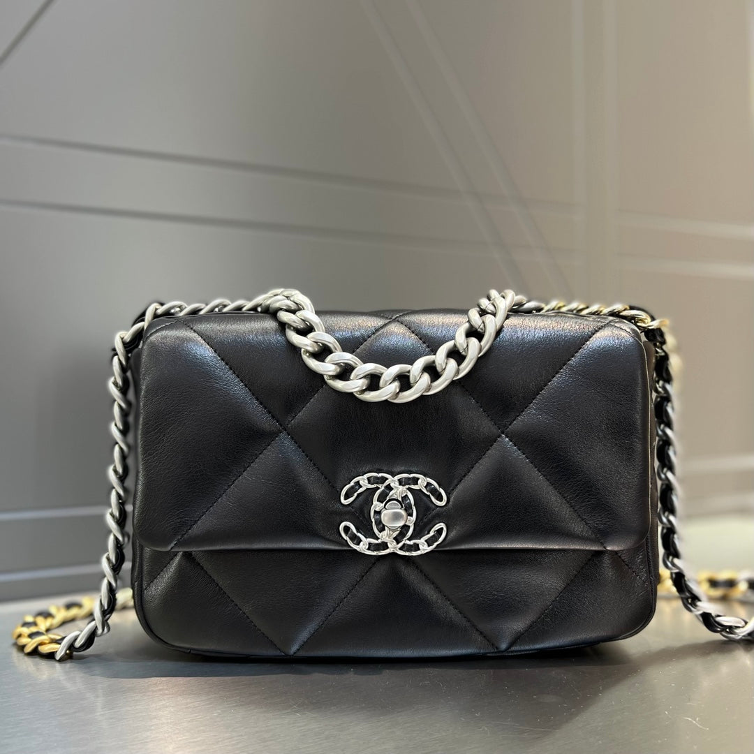 CH 19 HANDBAG 26 Lambskin Black