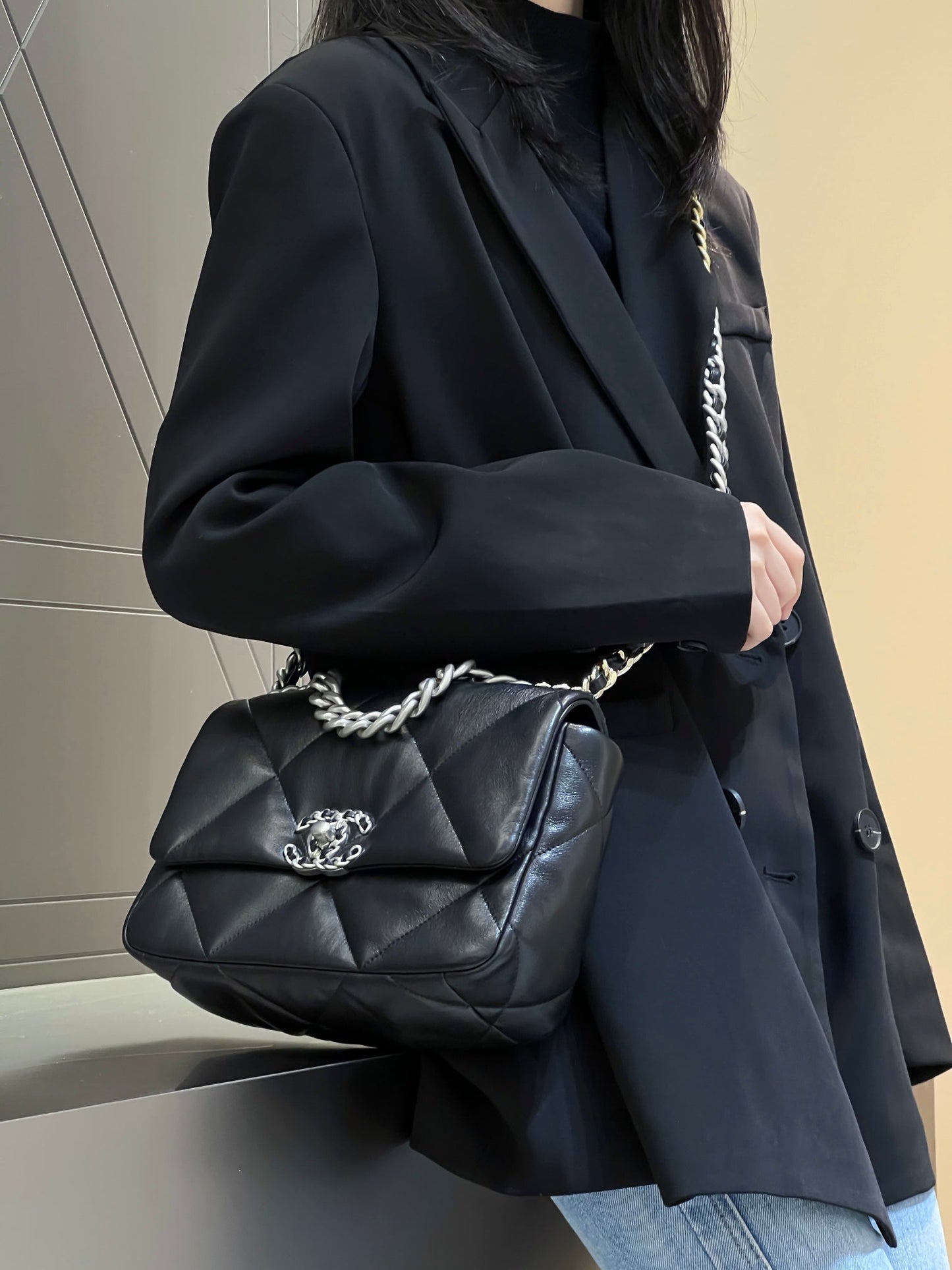 CH 19 HANDBAG 26 Lambskin Black