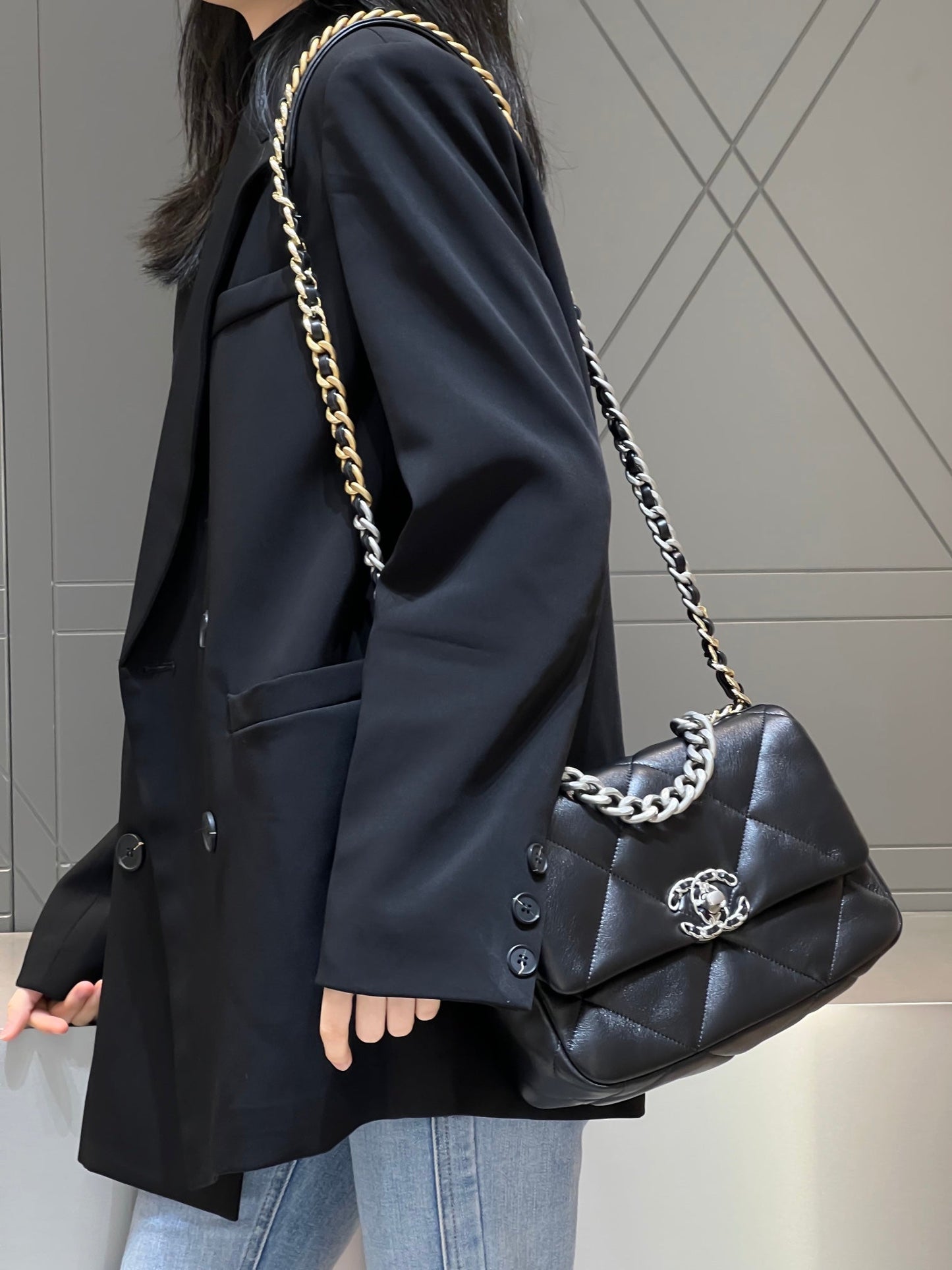 CH 19 HANDBAG 26 Lambskin Black