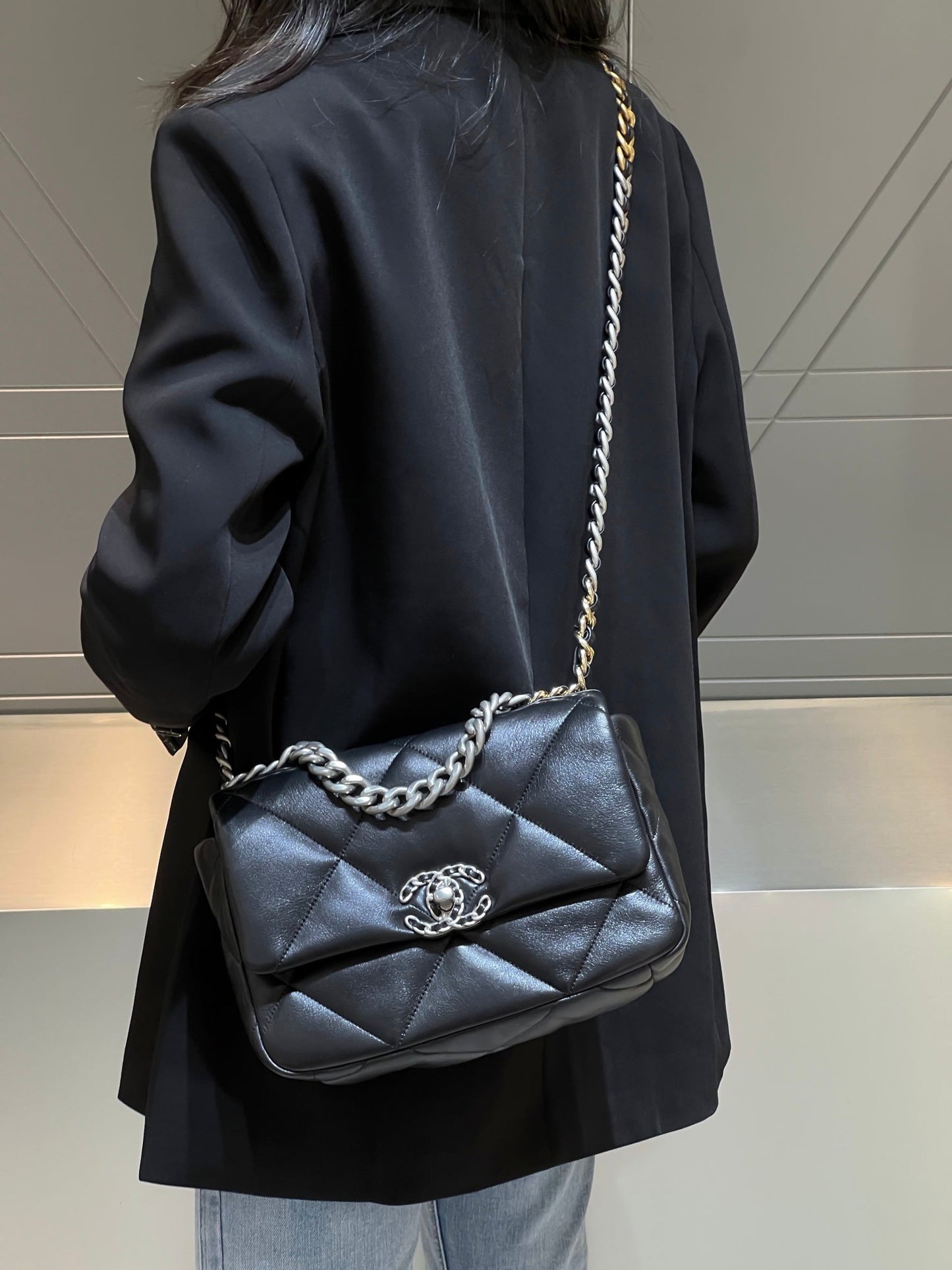 CH 19 HANDBAG 26 Lambskin Black
