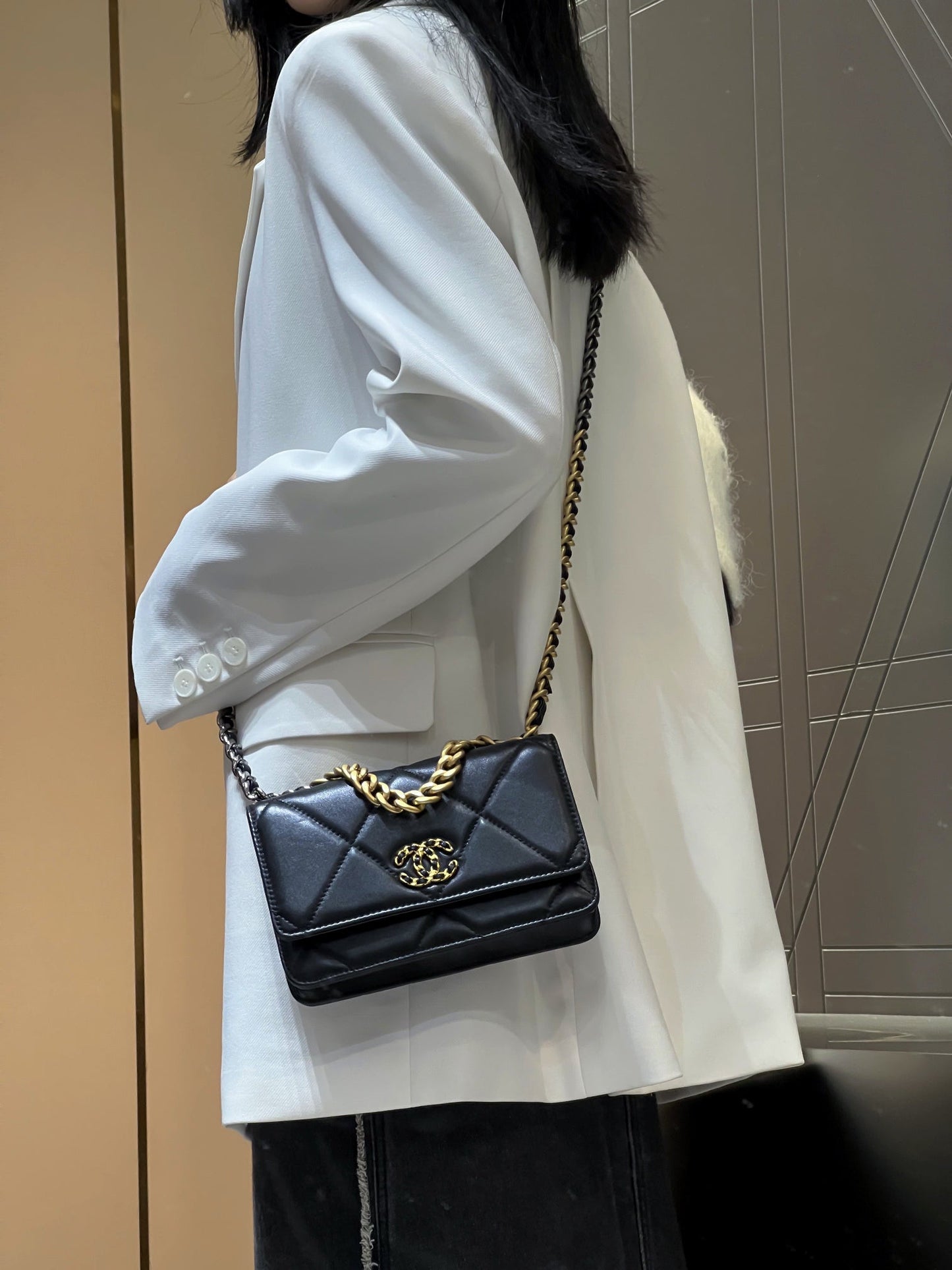 CH 19 HANDBAG WOC Lambskin Black