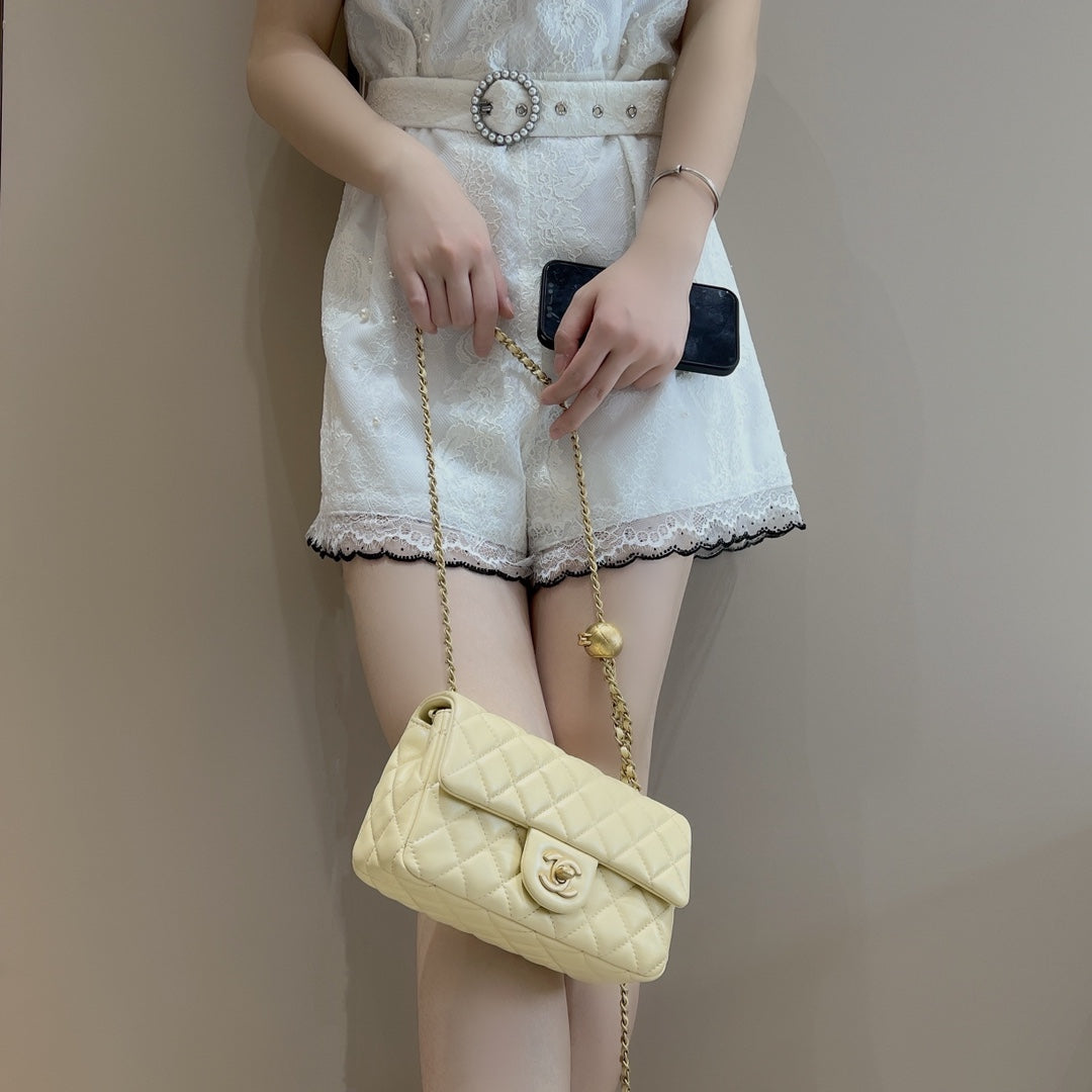 CH CF20 Golden Globe CLASSIC HANDBAG Lambskin Light yellow