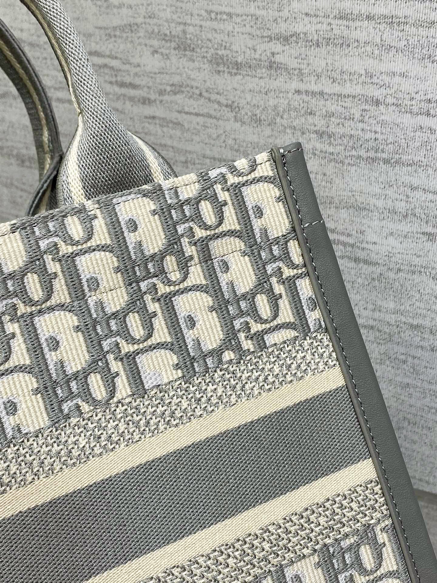 DO Medium Book Tote Gray Dior Oblique Embroidery and Calfskin