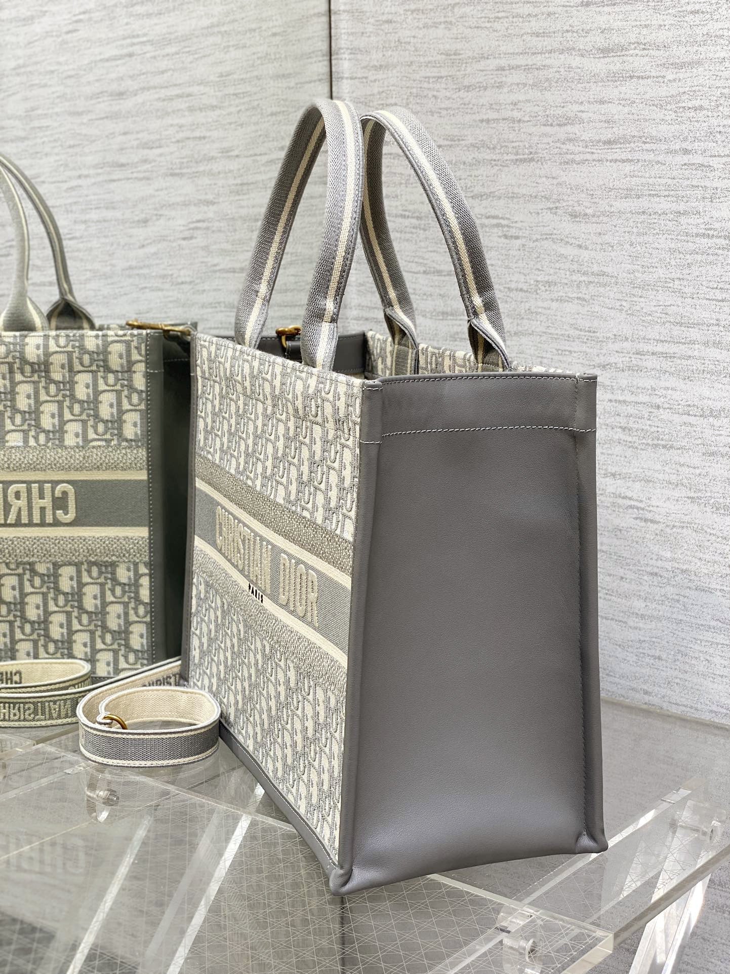 DO Medium Book Tote Gray Dior Oblique Embroidery and Calfskin