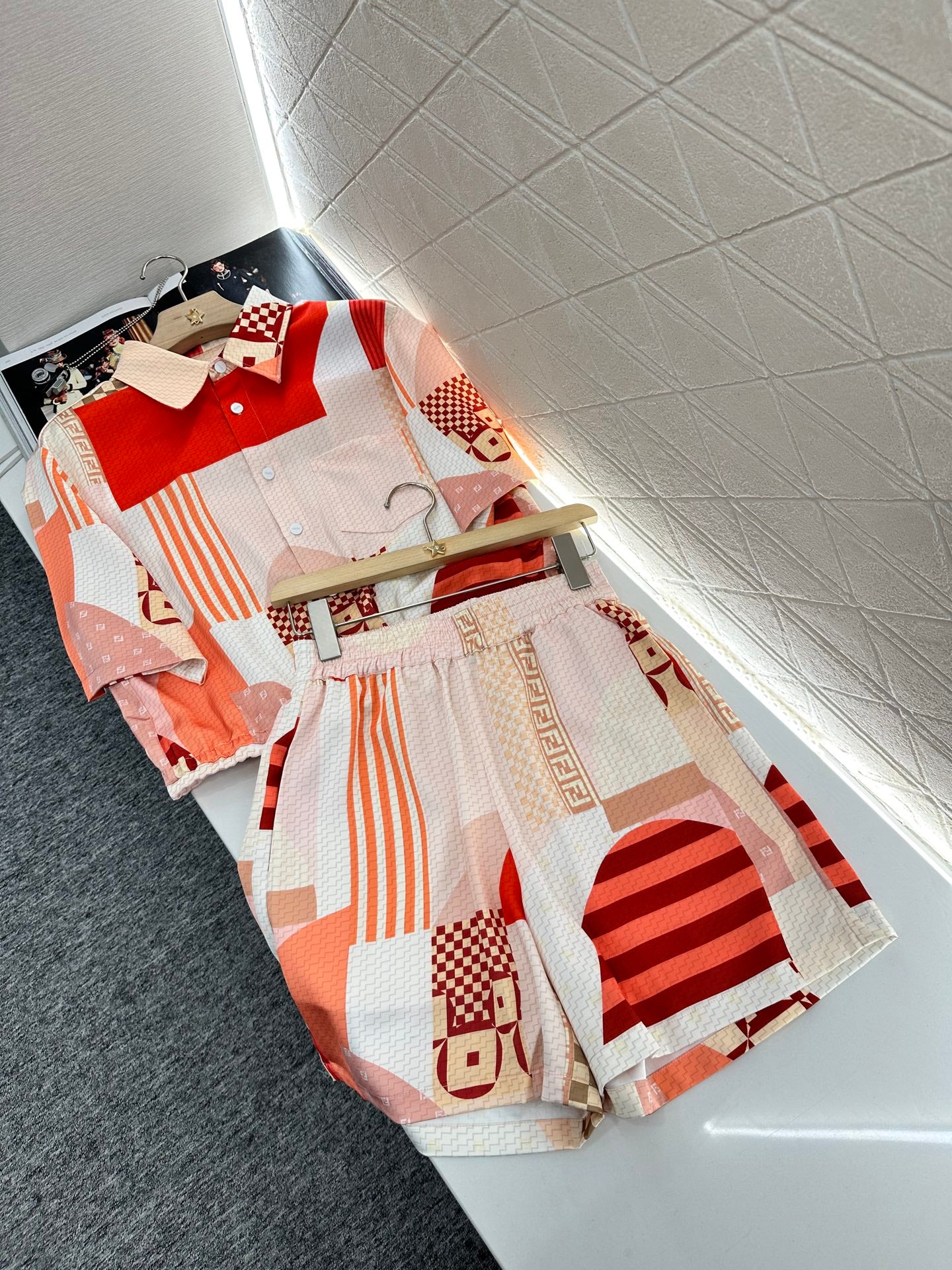 F*♥2025 new products are on sale Contrast color short-sleeved shirt and shorts set