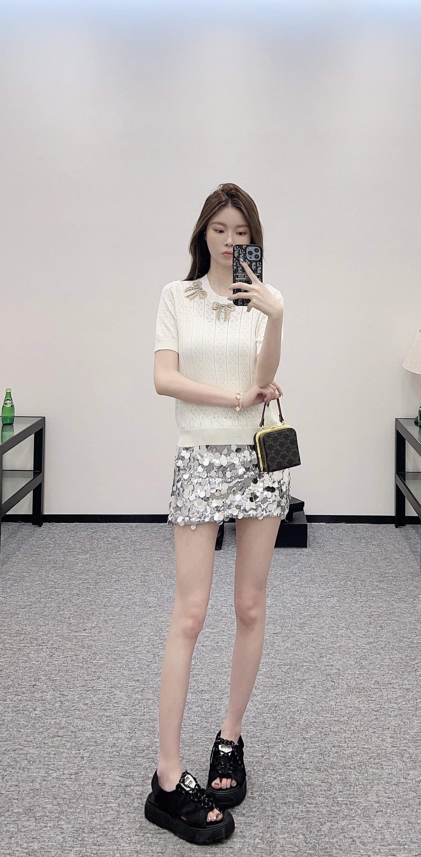 V*♥2025 new product Hollow knit top
