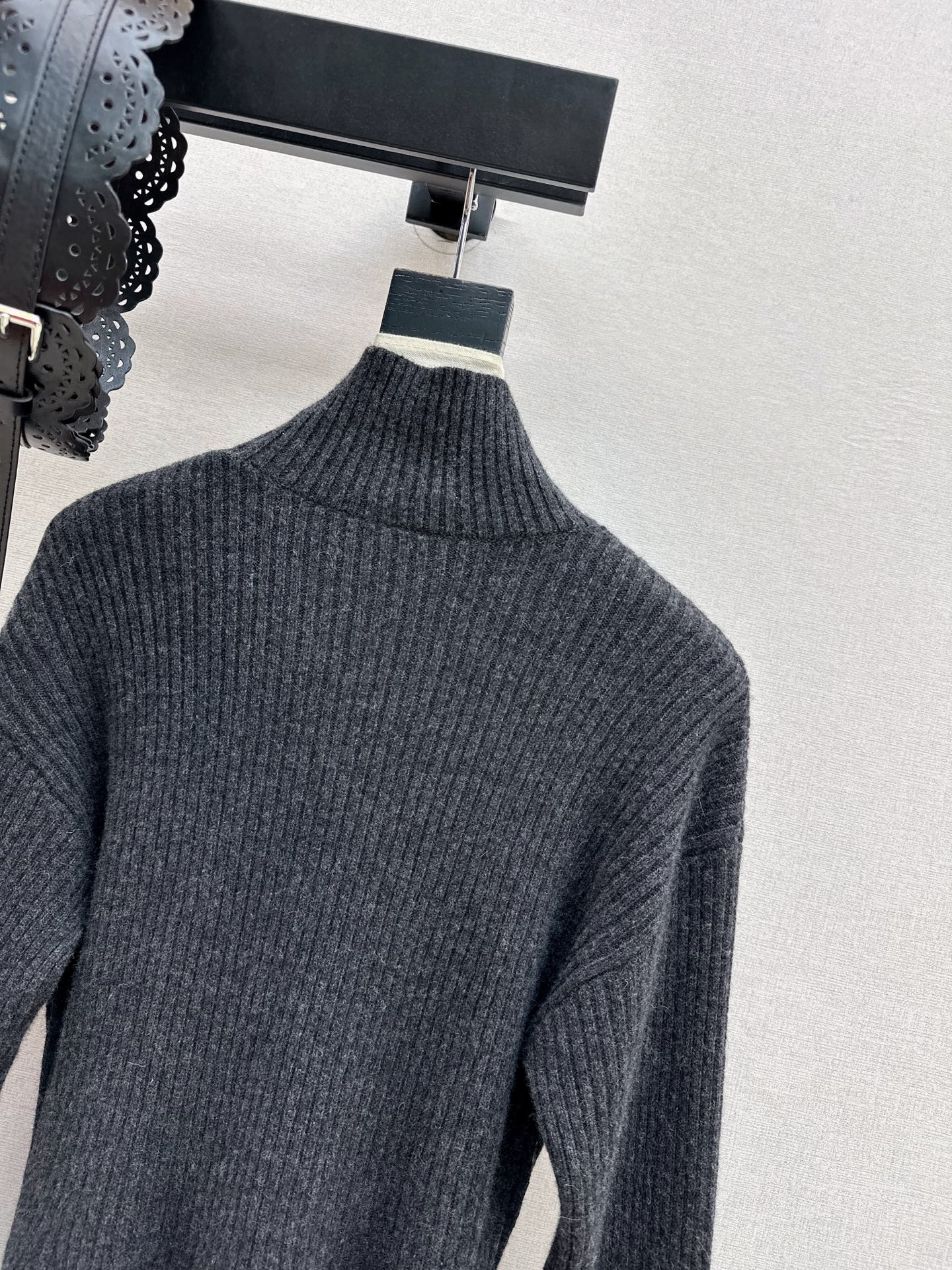 Max NEW Bell-sleeved sweater with a belt