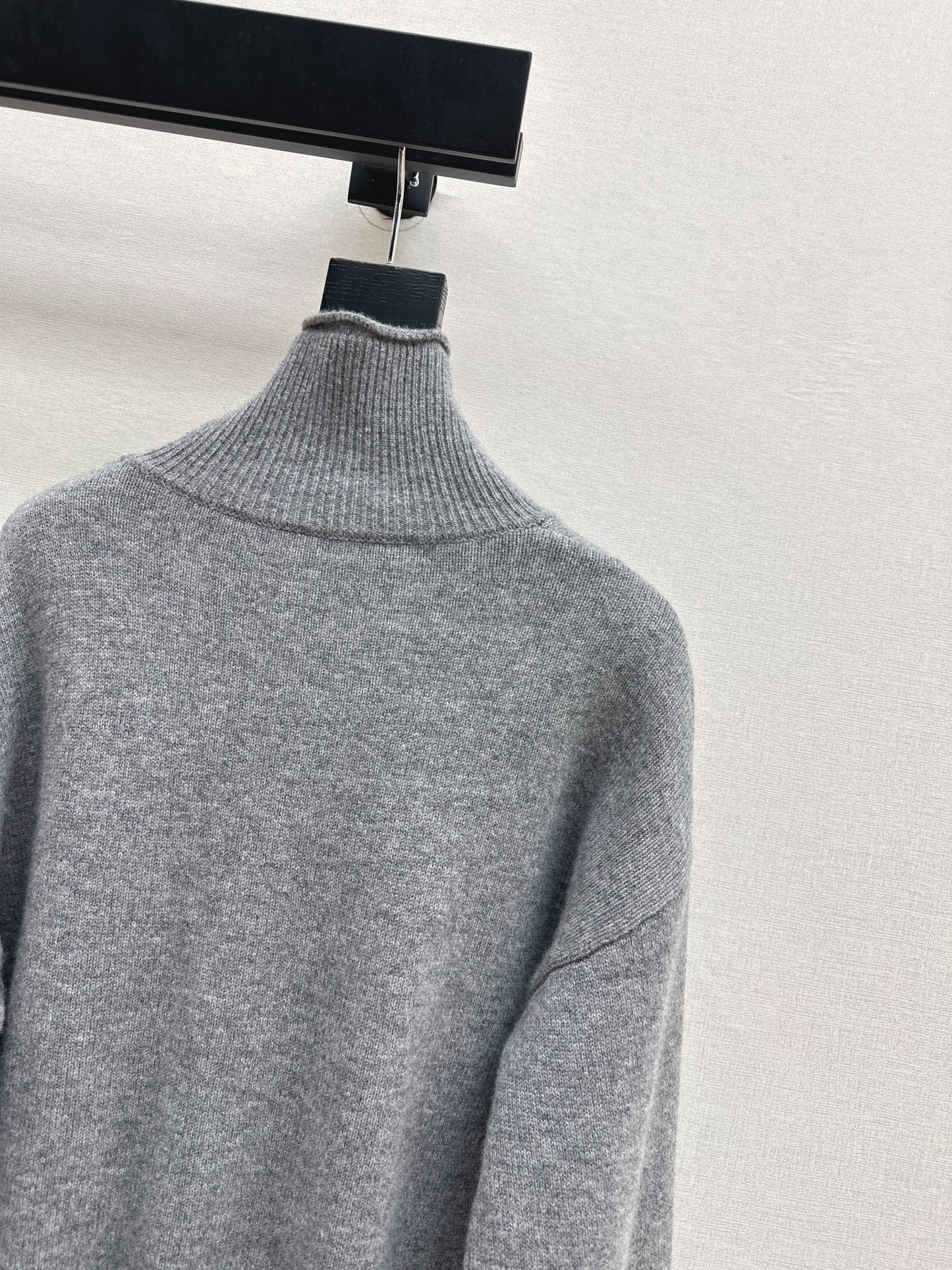 Es NEW embroidered sweater