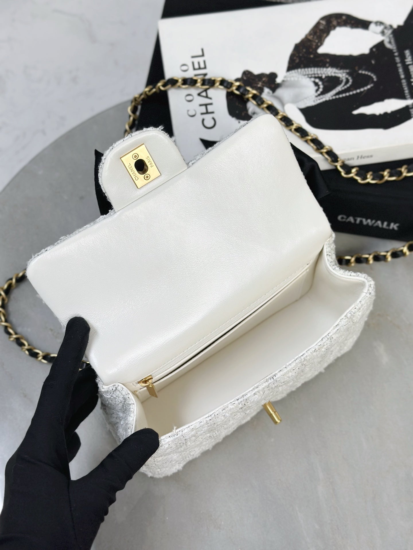 Chan NEW 25K bow chain shoulder bag
