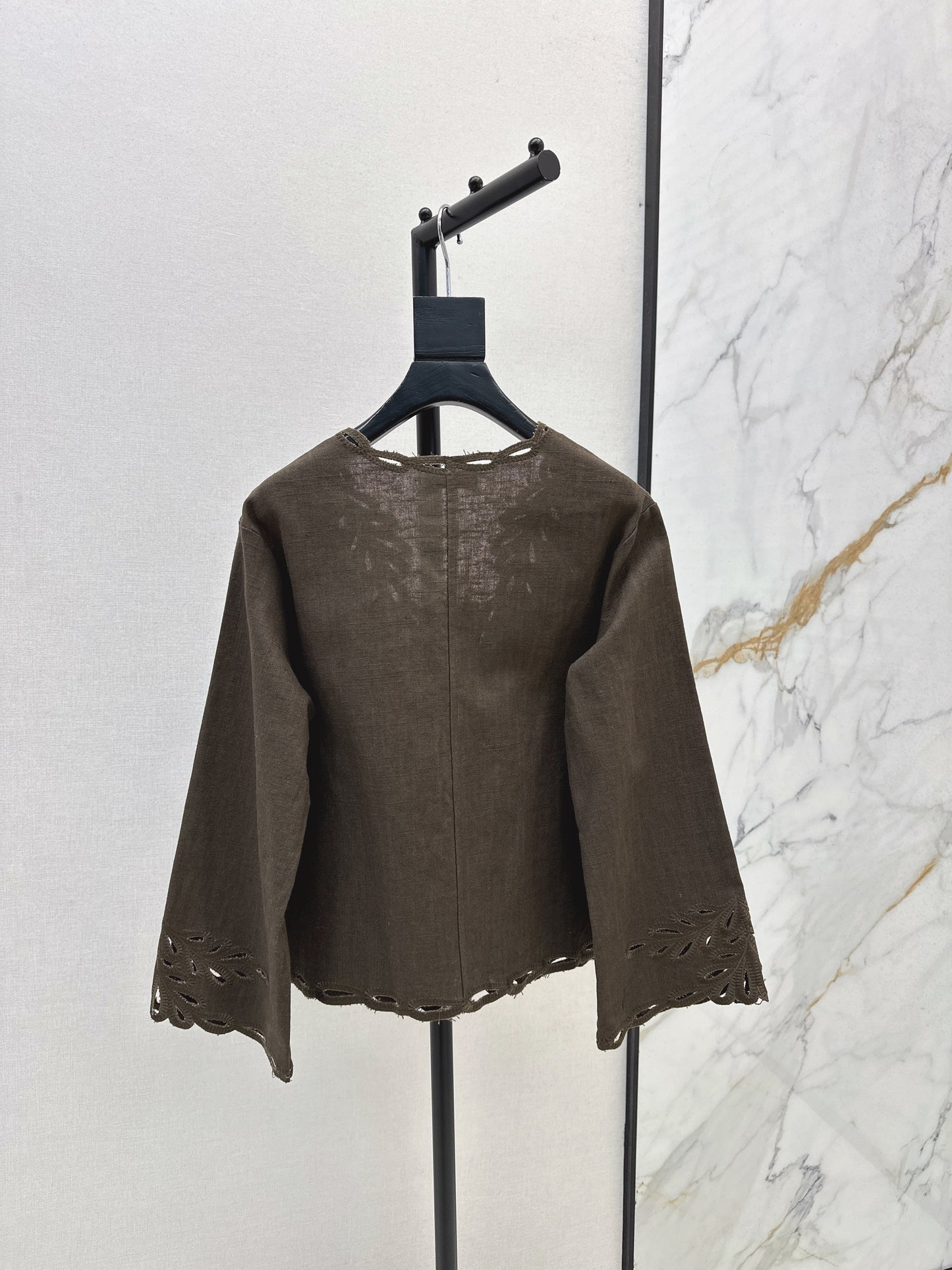 Max NEW embroidery flouncesleeve top