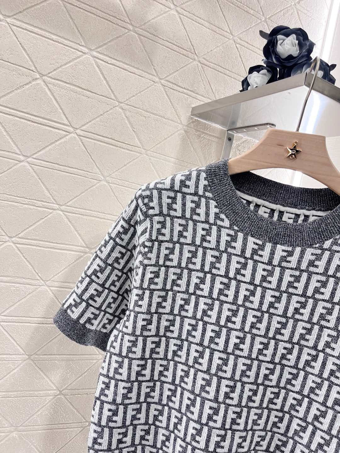 Round neck fashionable knitted T-shirt