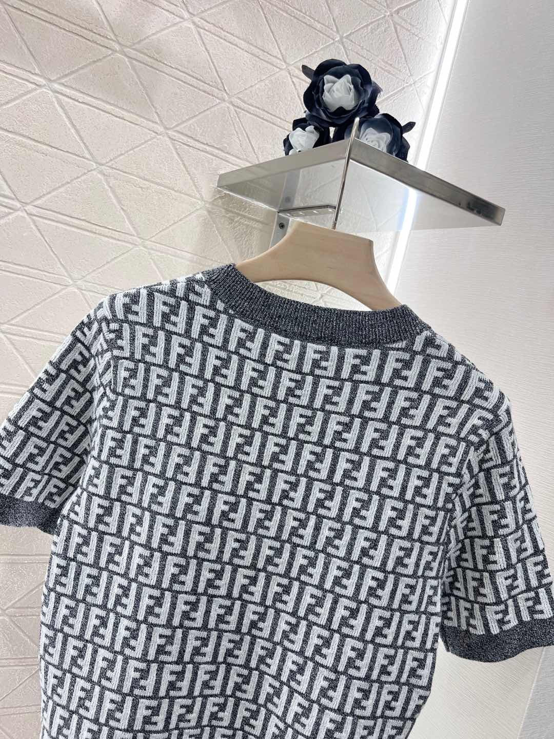 Round neck fashionable knitted T-shirt