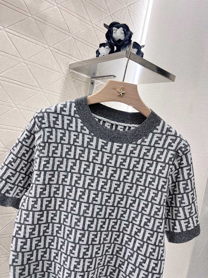 Round neck fashionable knitted T-shirt