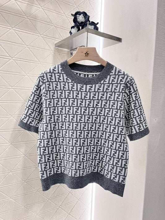 Round neck fashionable knitted T-shirt