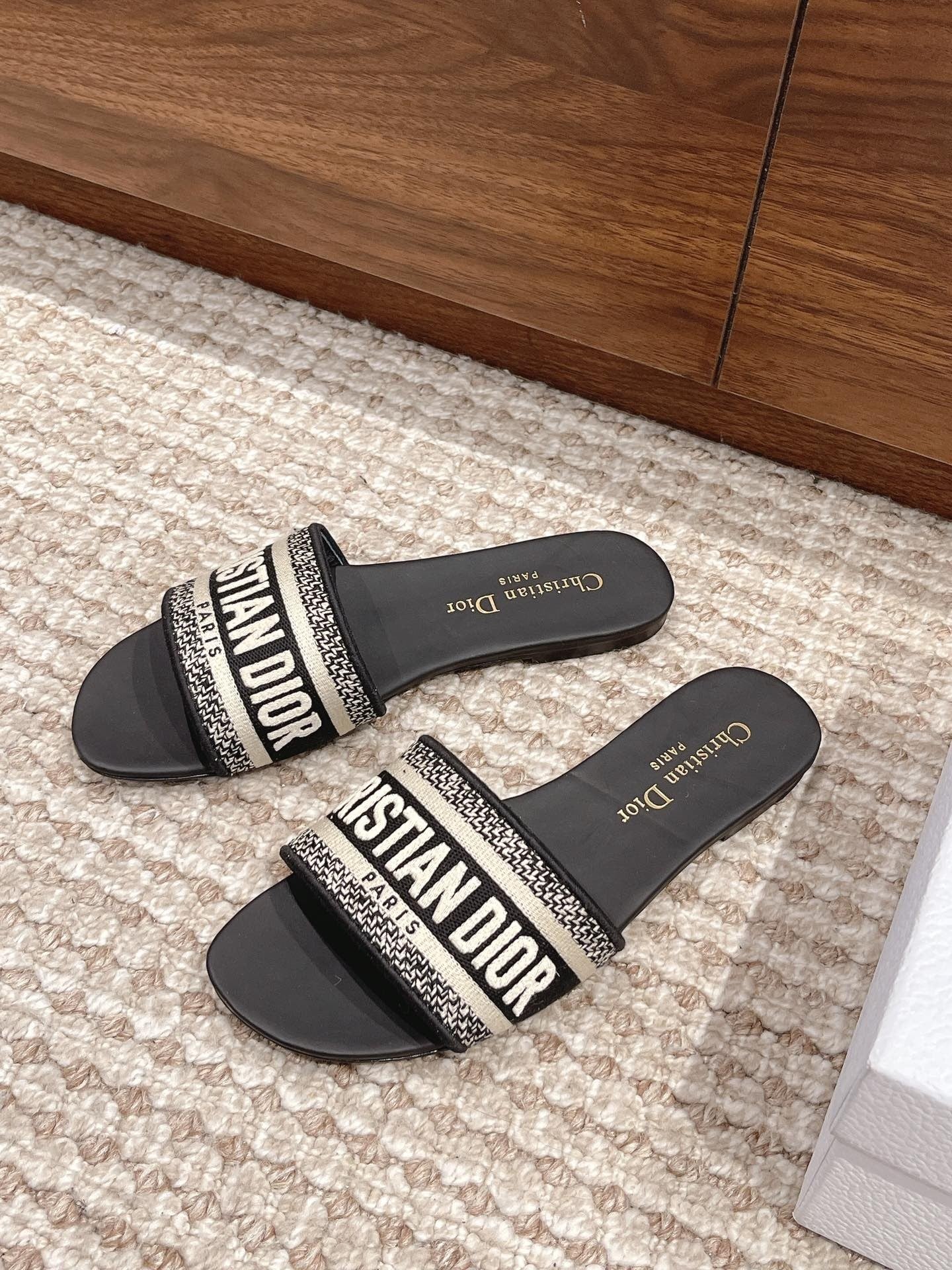 Women's flat sandals