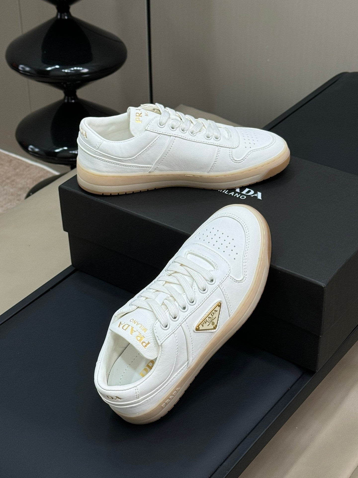 Classic soft and comfortable lambskin sneakers