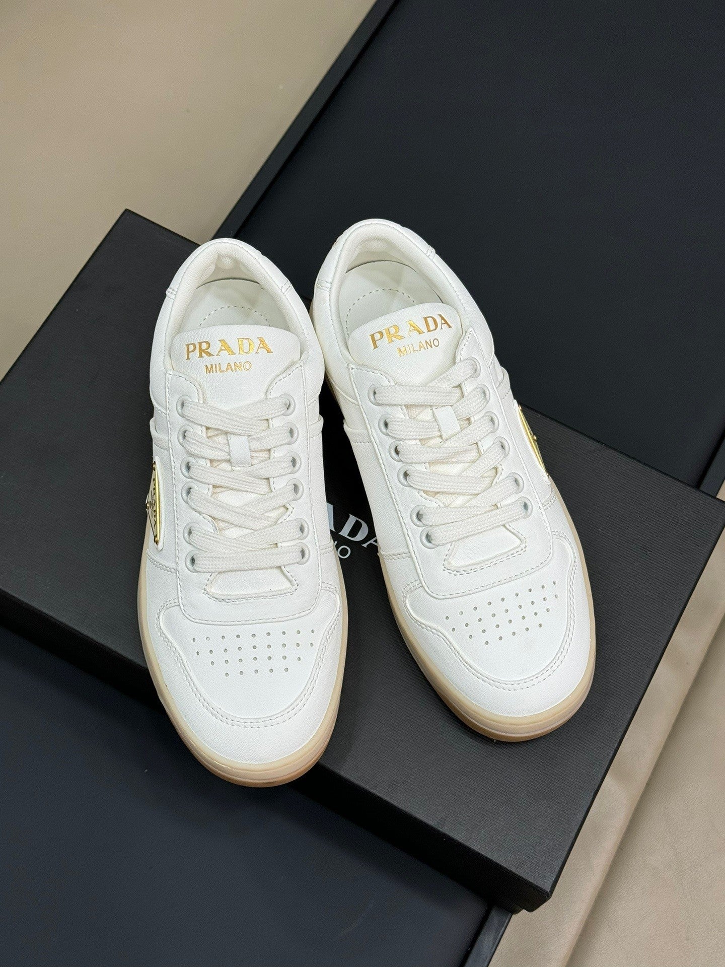 Classic soft and comfortable lambskin sneakers