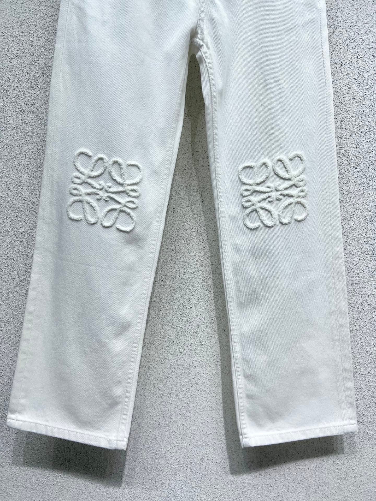 White jeans with logo on waist