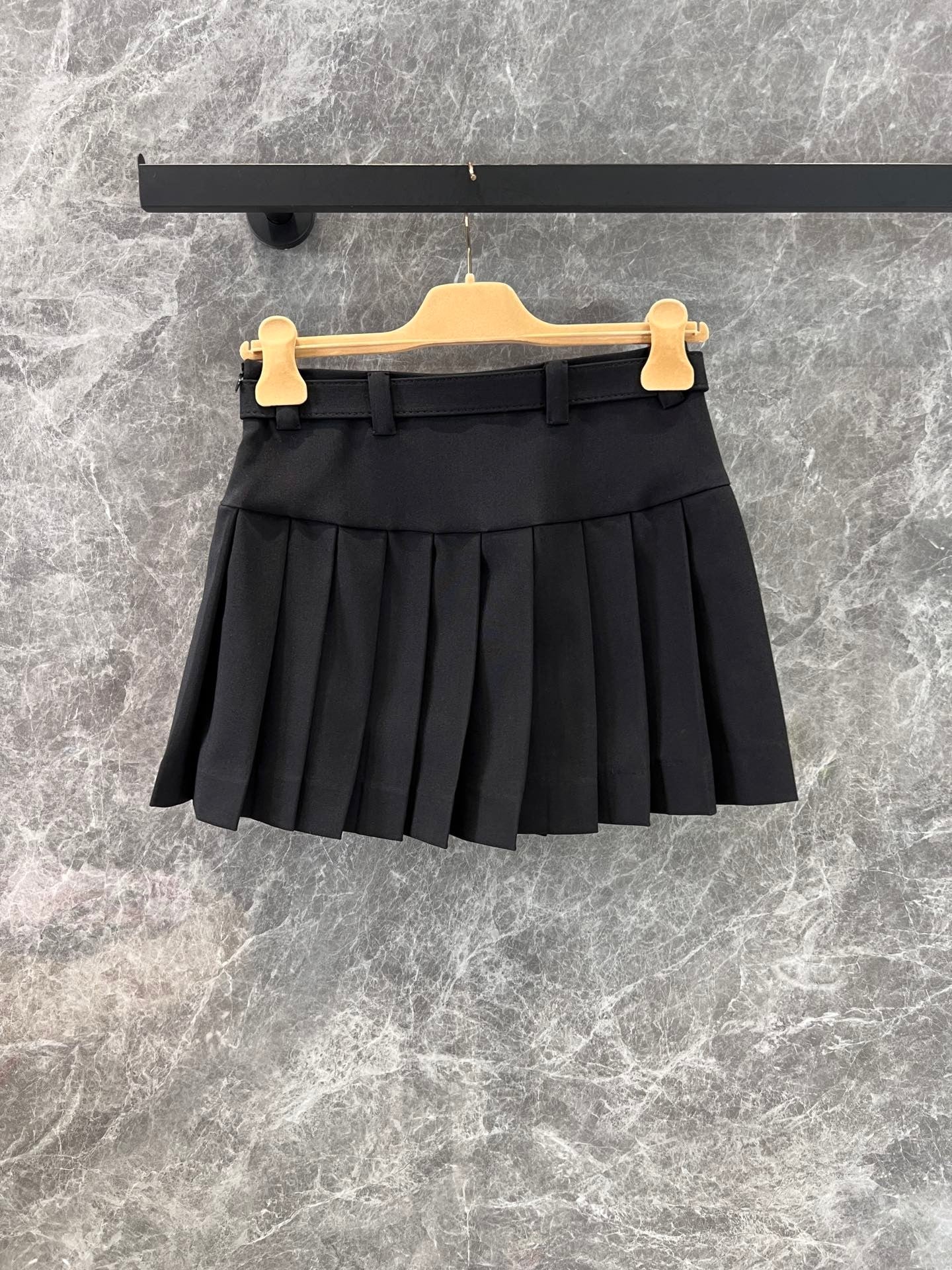 Simple casual pleated skirt with belt