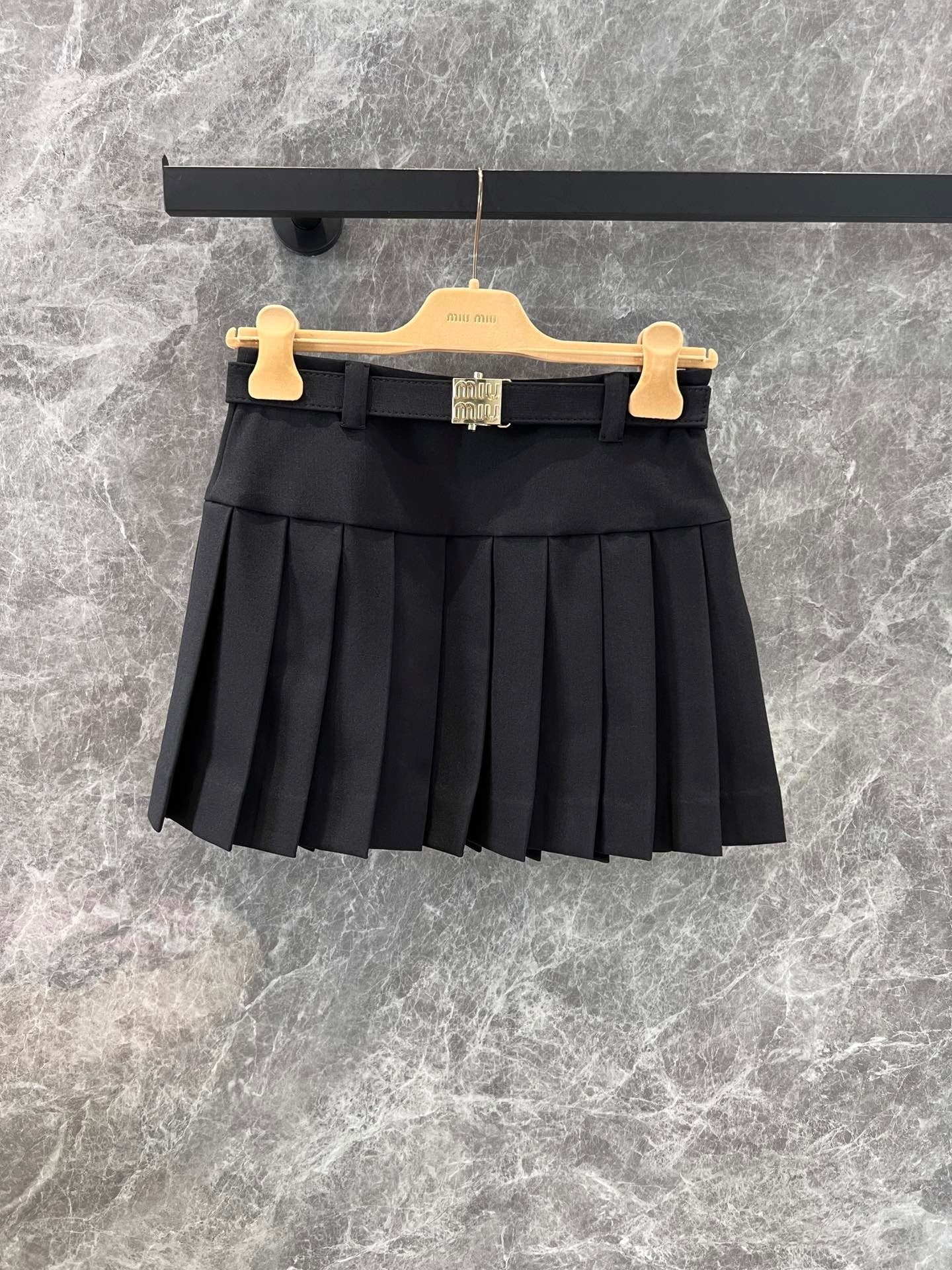 Simple casual pleated skirt with belt