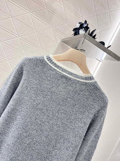 Knitted V-neck pullover sweater