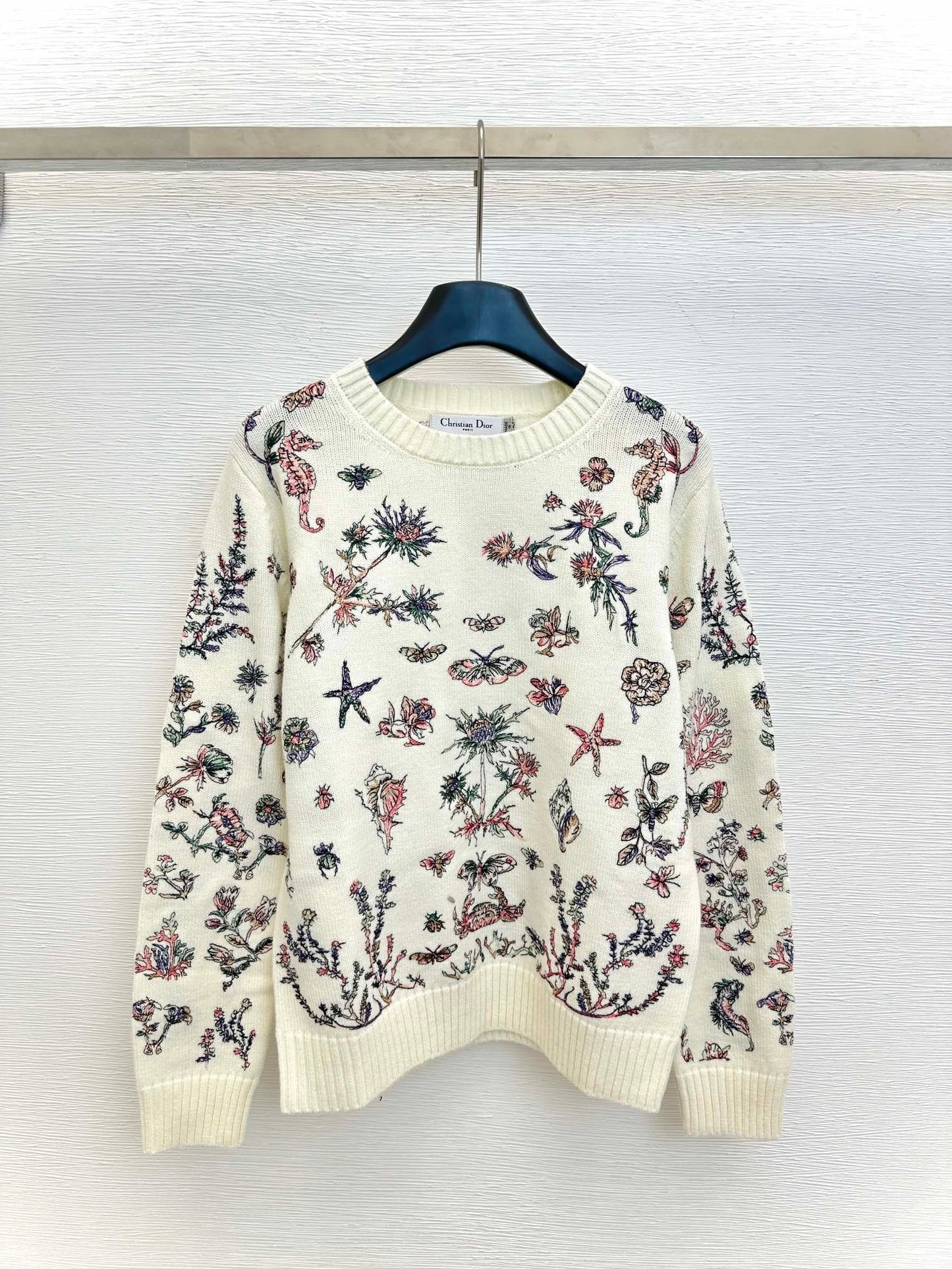 Fashionable simple embroidered knitted long-sleeved top