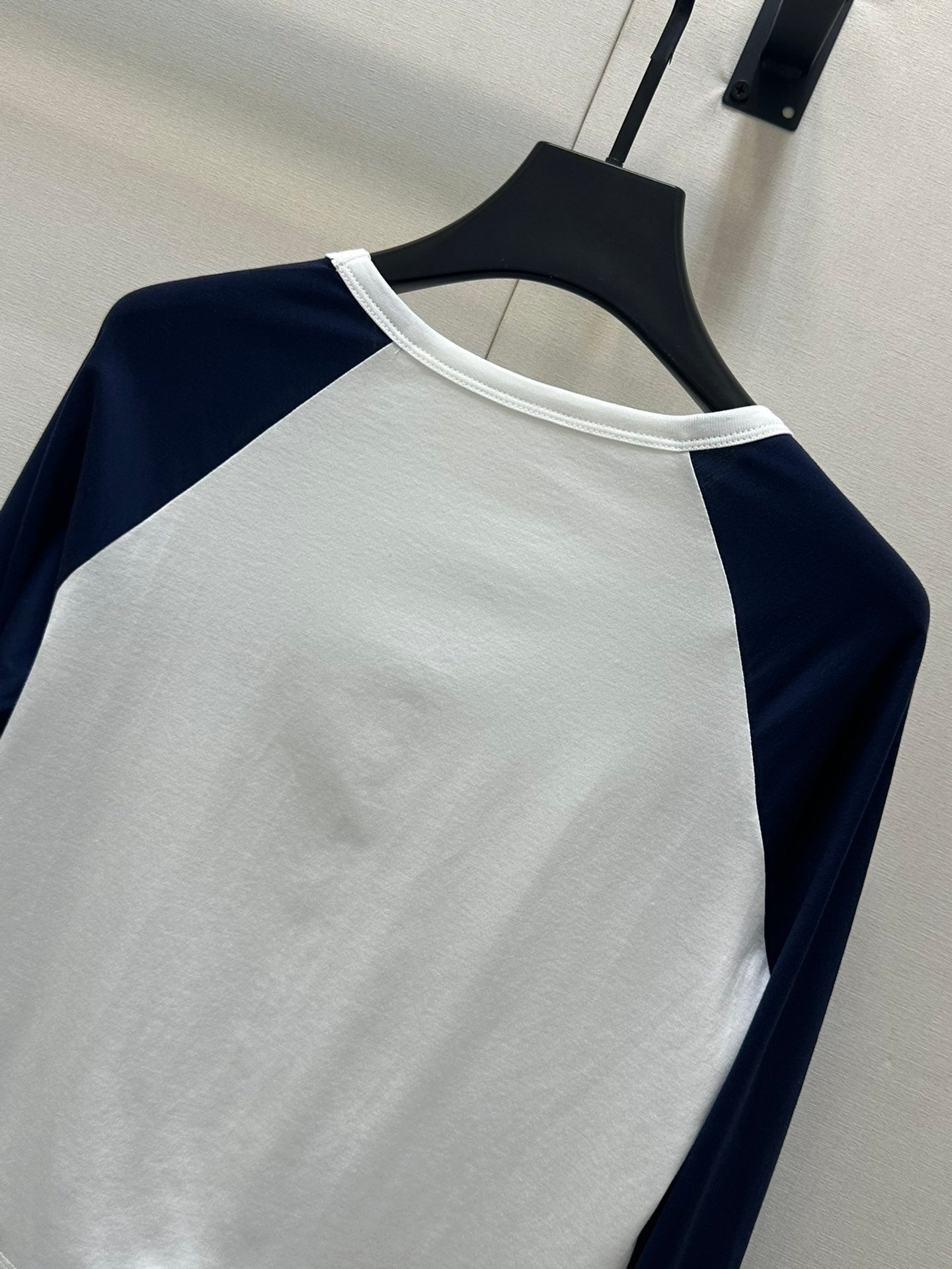 Fashionable and simple color-blocked long-sleeved top