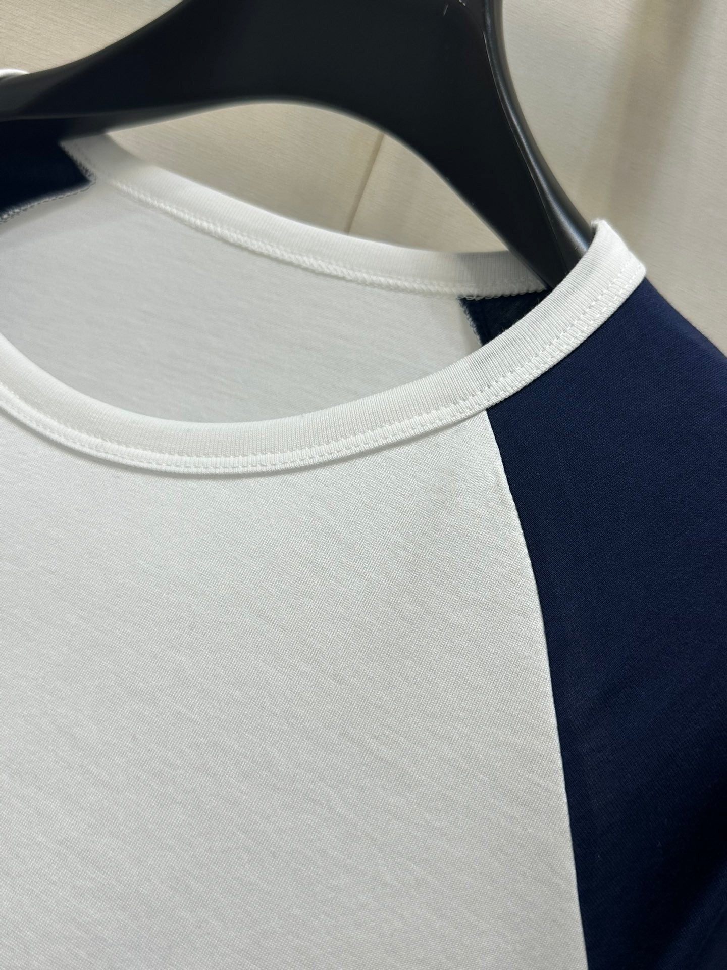 Fashionable and simple color-blocked long-sleeved top