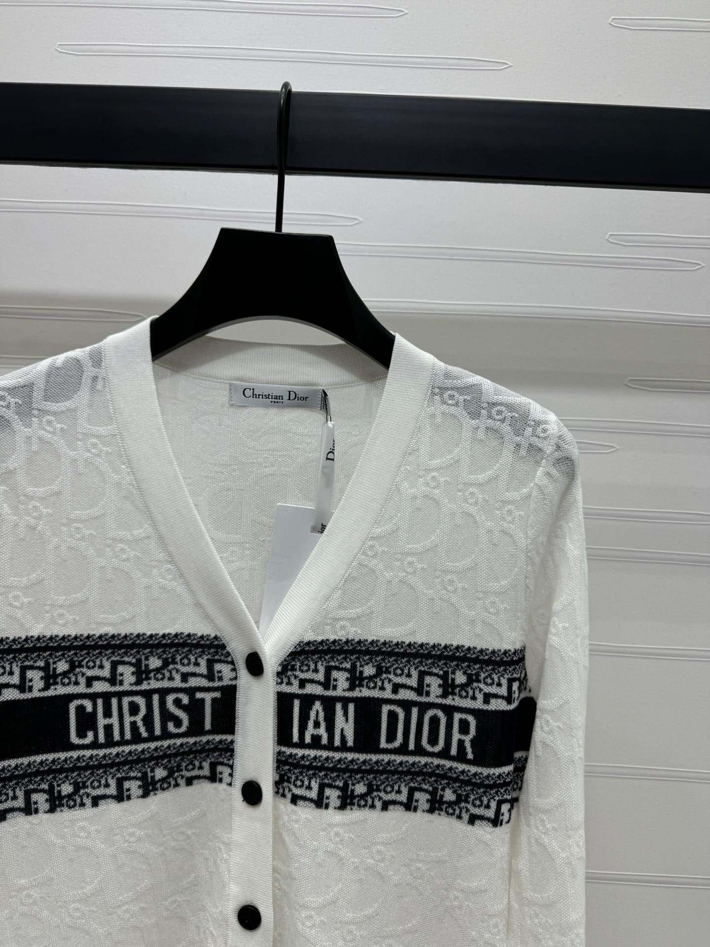 Contrast color logo knitted cardigan