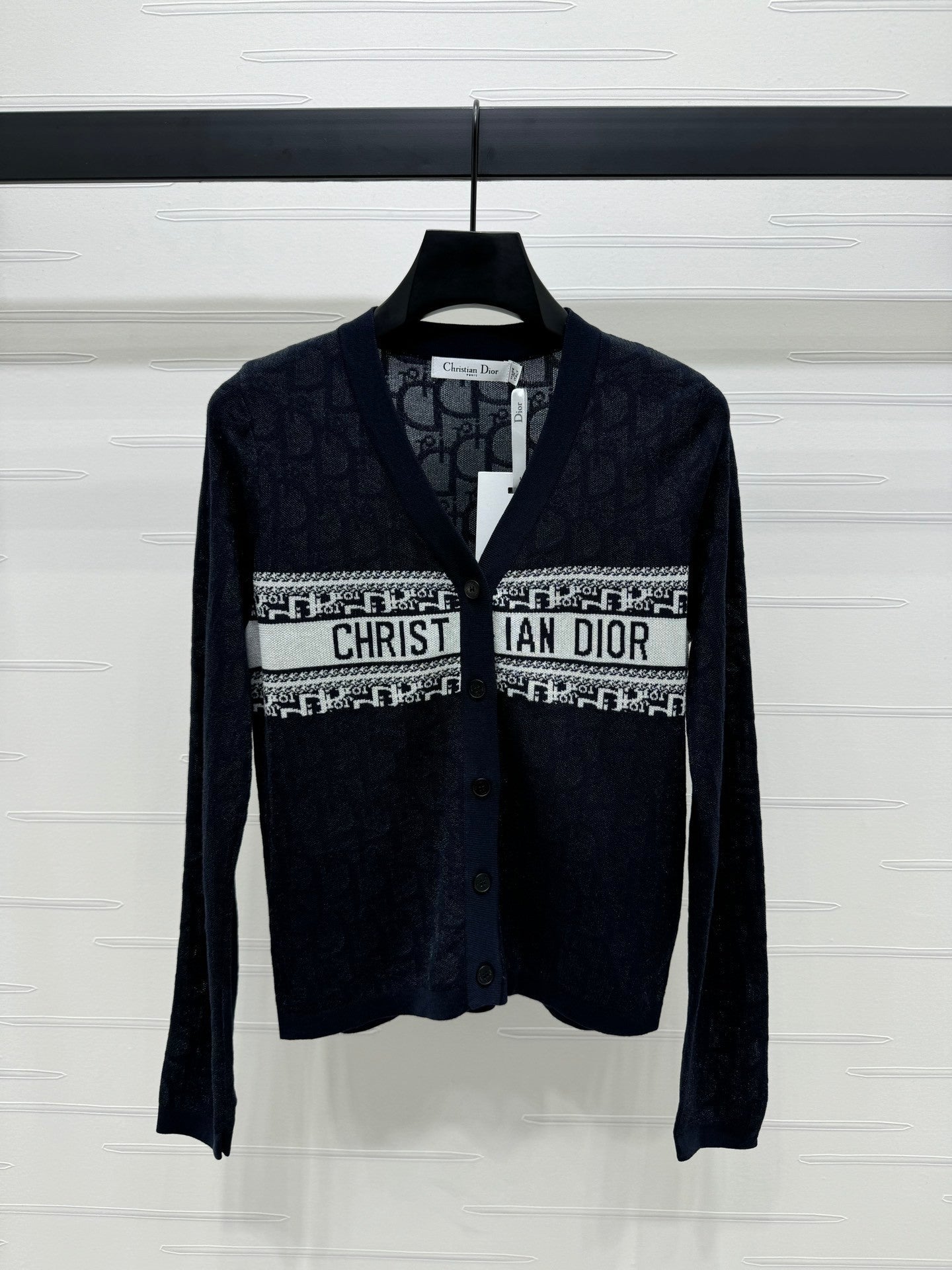 Contrast color logo knitted cardigan