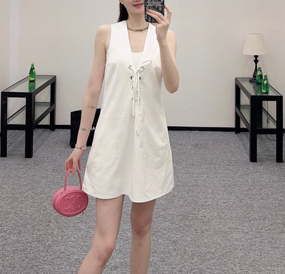 2025👗New product launch Walking on the fashionable streets in a white low-neck dress, beautiful heart!