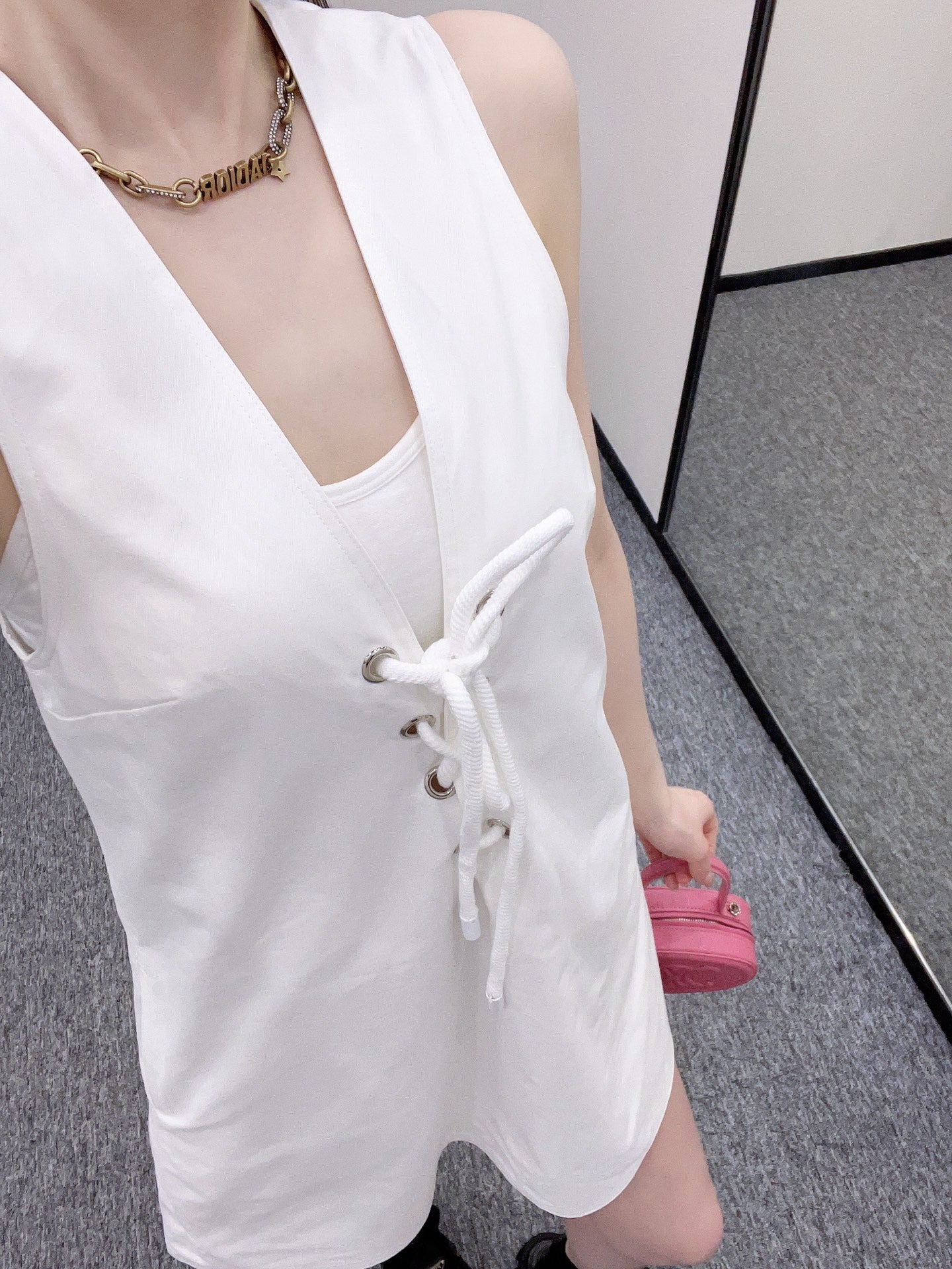 2025👗New product launch Walking on the fashionable streets in a white low-neck dress, beautiful heart!