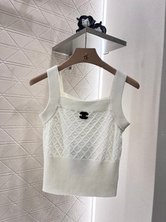 Annastore new product, walking on the fashionable streets wearing a white suspender sexy vest, beautiful heart!