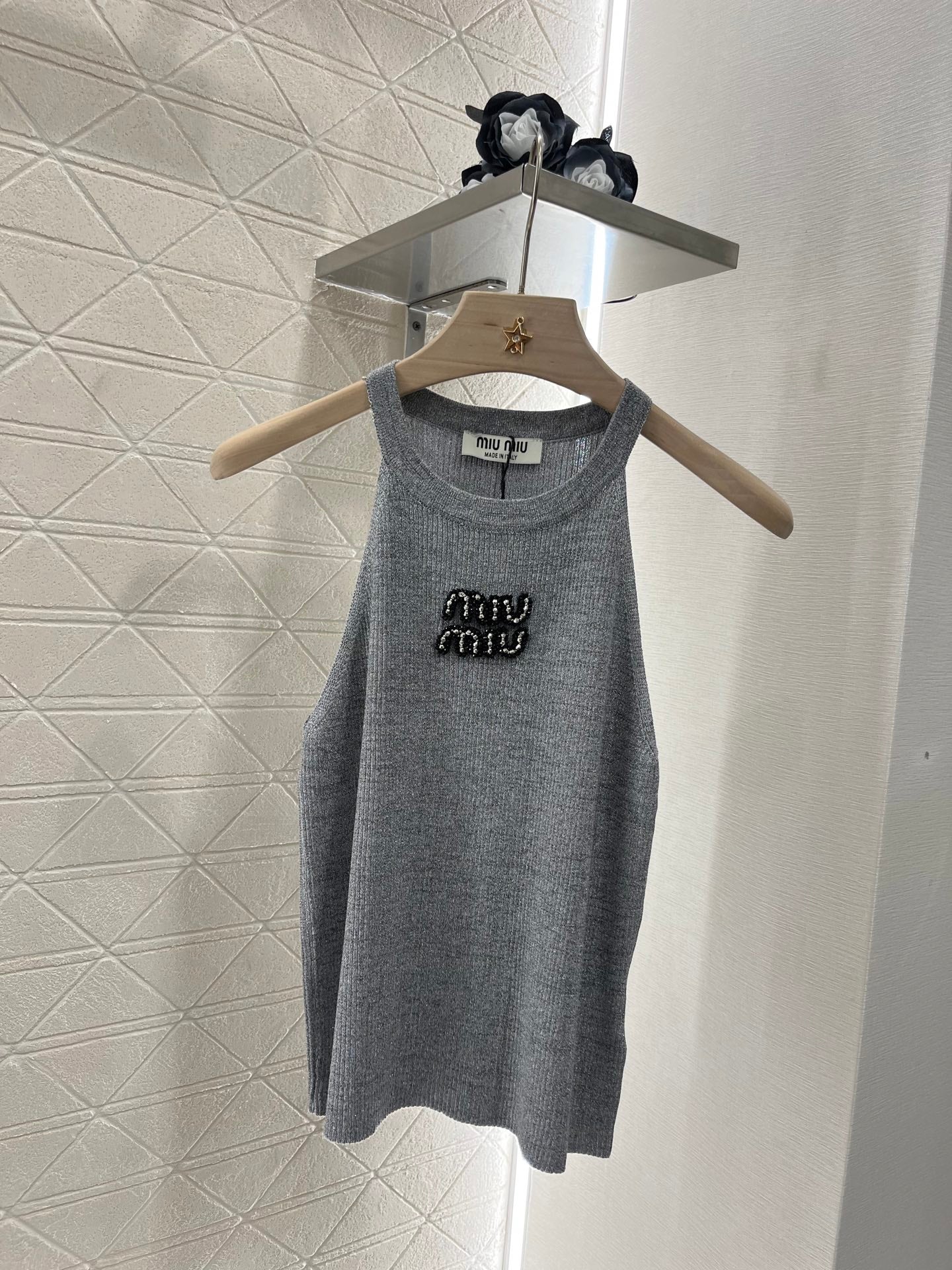 Annastore Wearing a vest on the fashionable street beautiful heart!