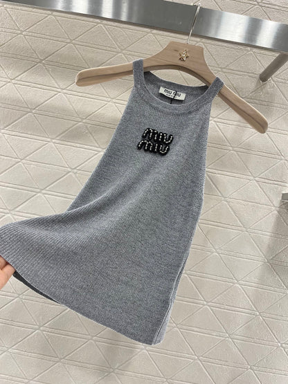 Annastore Wearing a vest on the fashionable street beautiful heart!