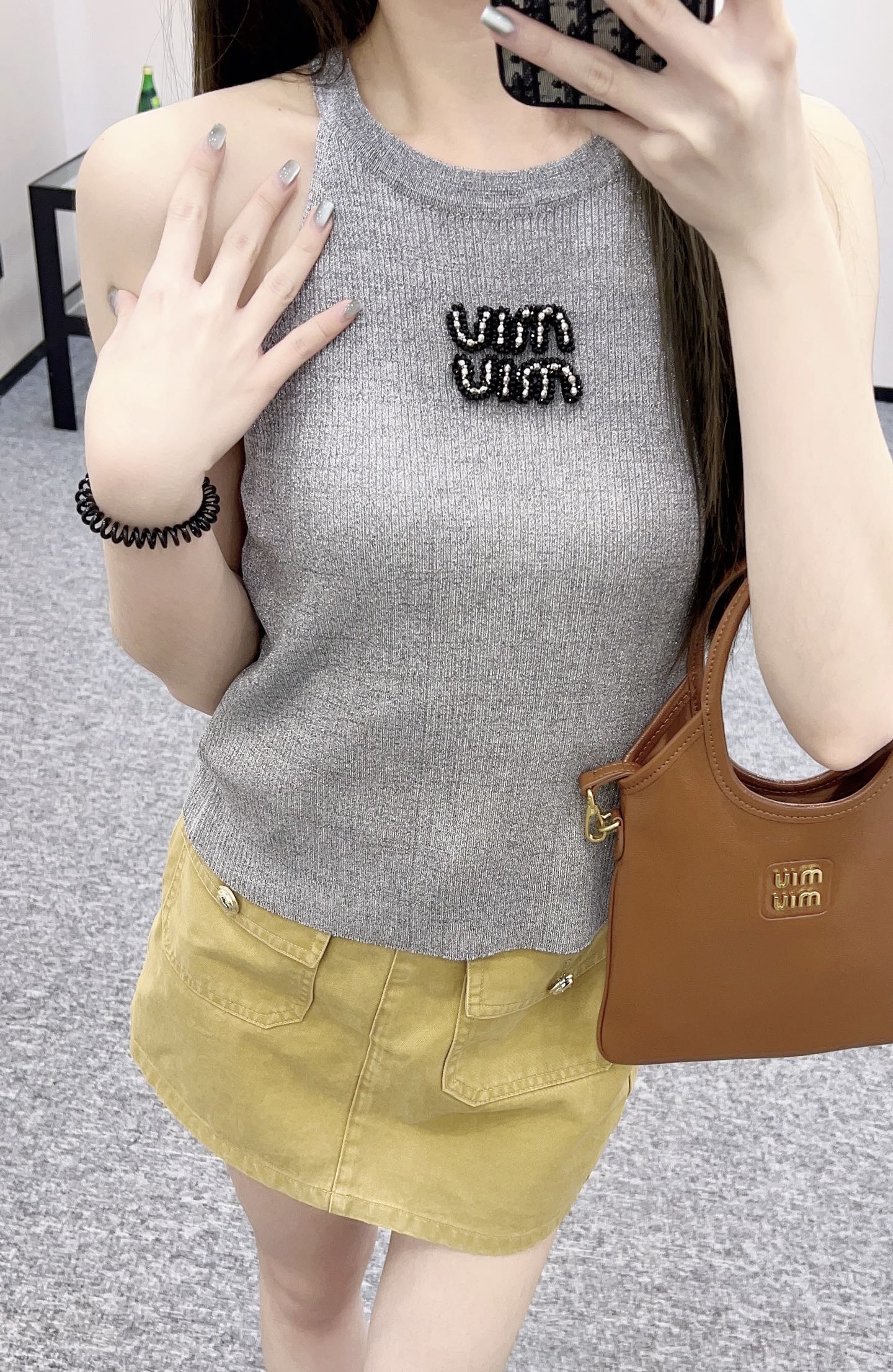 Annastore Wearing a vest on the fashionable street beautiful heart!