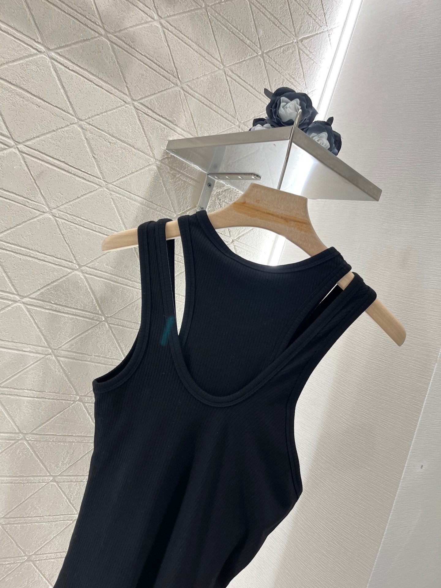 Annastore wearing a black vest walking on the fashion street beautiful heart!