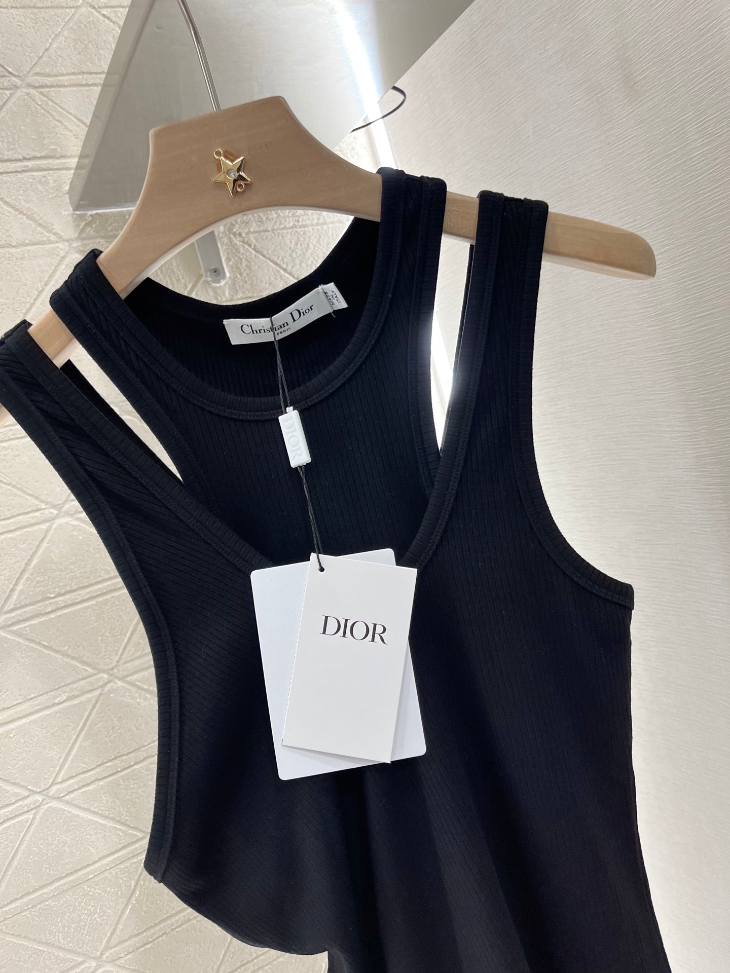 Annastore wearing a black vest walking on the fashion street beautiful heart!